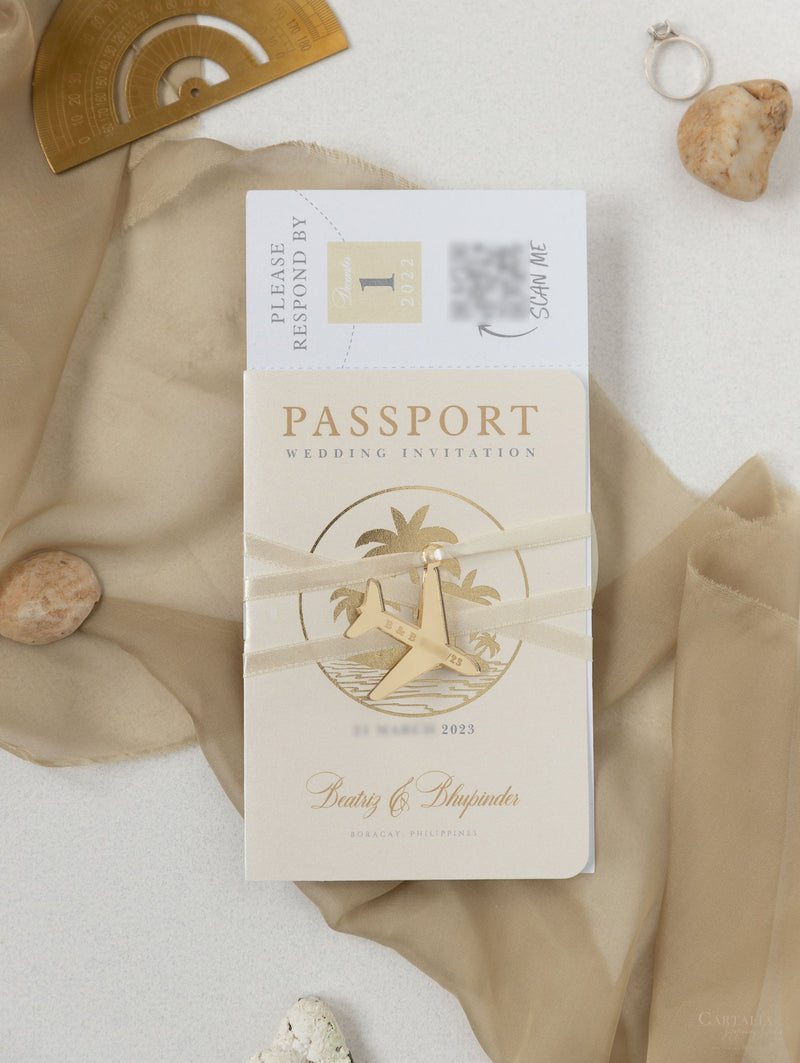 Invito a nozze con passaporto color nudo e oro - Aereo inciso di lusso in plexi dorato, invito a forma di palma