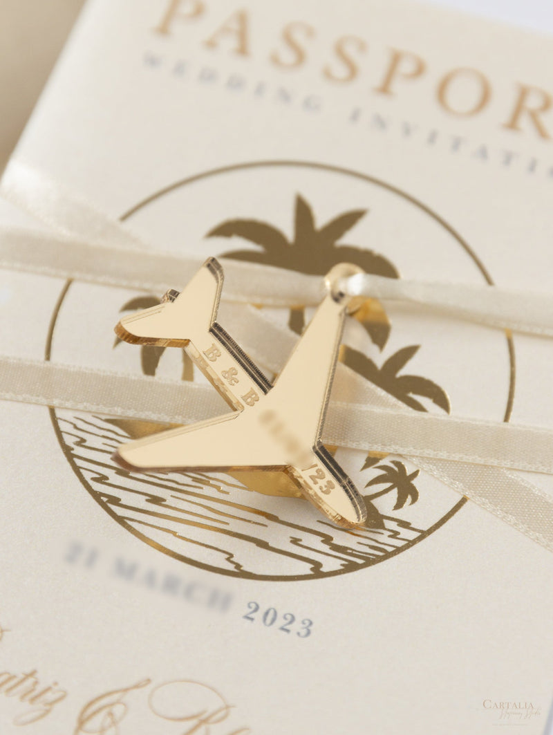 Invito a nozze con passaporto color nudo e oro - Aereo inciso di lusso in plexi dorato, invito a forma di palma