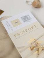 Invito a nozze con passaporto color nudo e oro - Aereo inciso di lusso in plexi dorato, invito a forma di palma