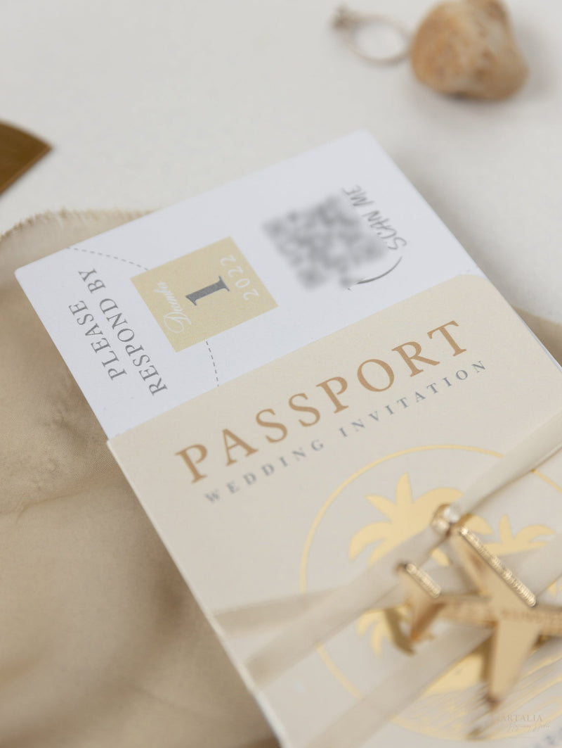 Invito a nozze con passaporto color nudo e oro - Aereo inciso di lusso in plexi dorato, invito a forma di palma