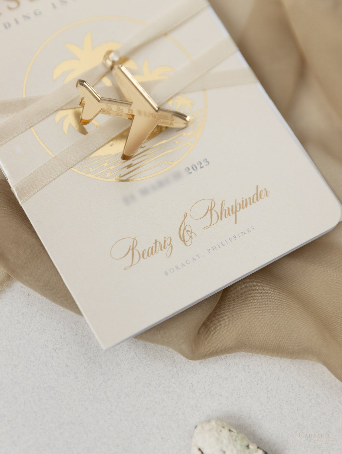 Invitation de mariage de passeport nude et d'or - Plan gravé de luxe en Gold Plexi, Palm Tree Invitation