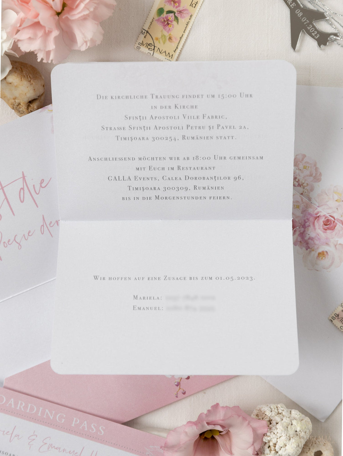 Carpeta de viaje Blush Peony, invitación para pasaporte y etiqueta de avión con espejo plateado