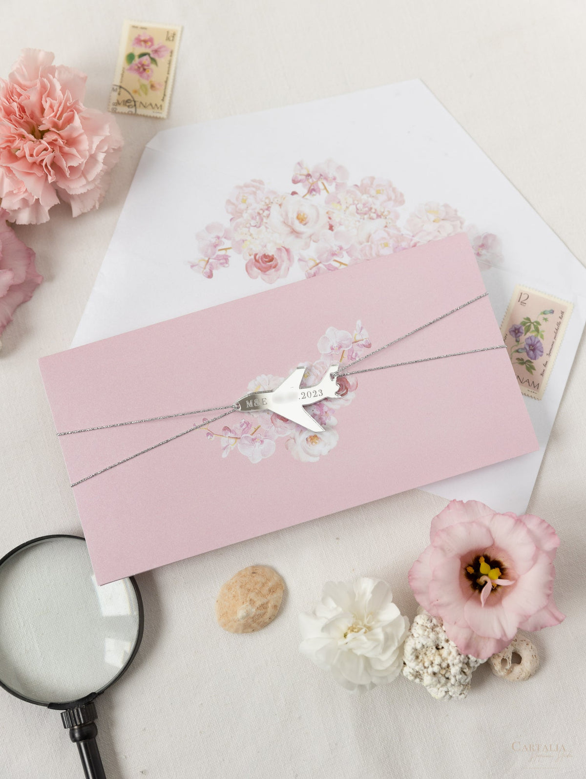 Carpeta de viaje Blush Peony, invitación para pasaporte y etiqueta de avión con espejo plateado