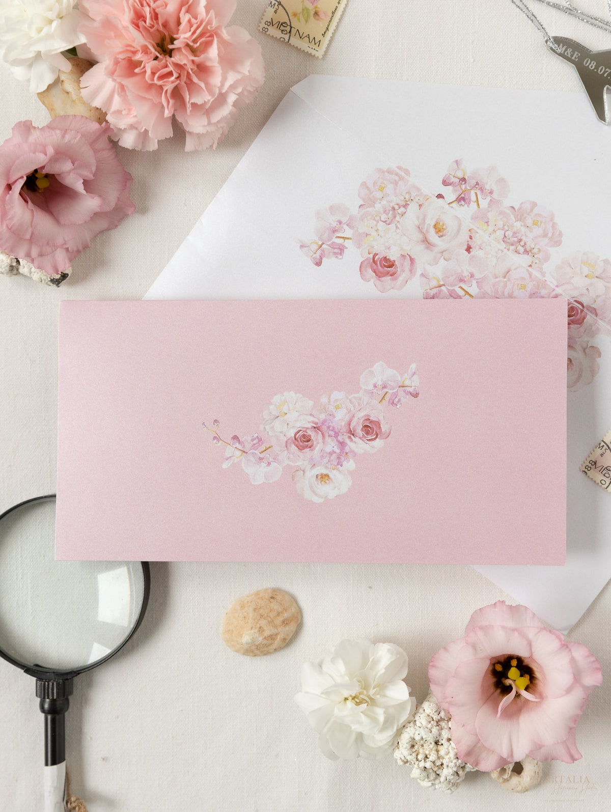 Carpeta de viaje Blush Peony, invitación para pasaporte y etiqueta de avión con espejo plateado