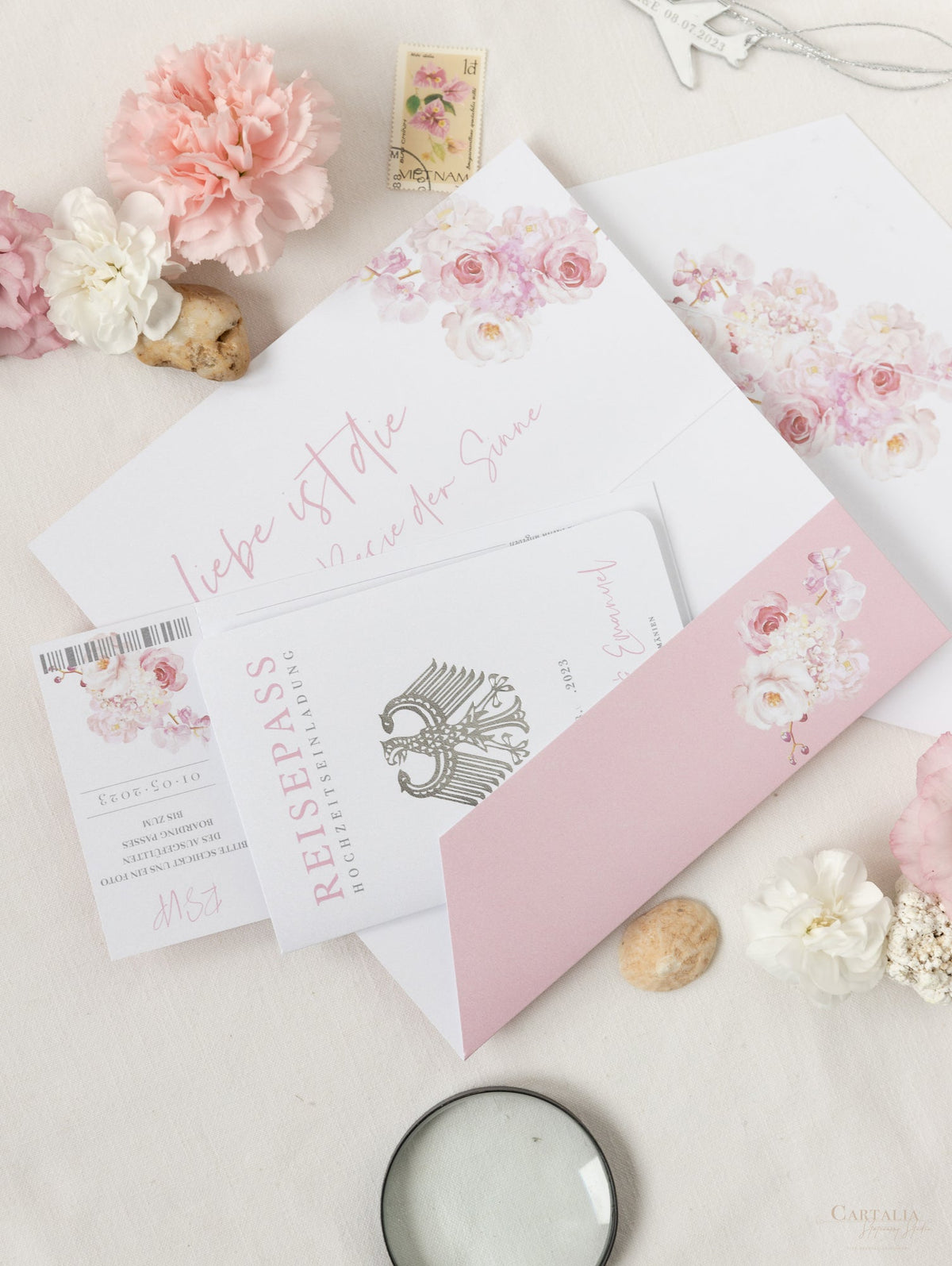 Carpeta de viaje Blush Peony, invitación para pasaporte y etiqueta de avión con espejo plateado