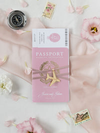 Invito a nozze con passaporto rosa cipria - aereo di lusso inciso su passaporto in plexi oro e matrimonio con destinazione in vera lamina d'oro