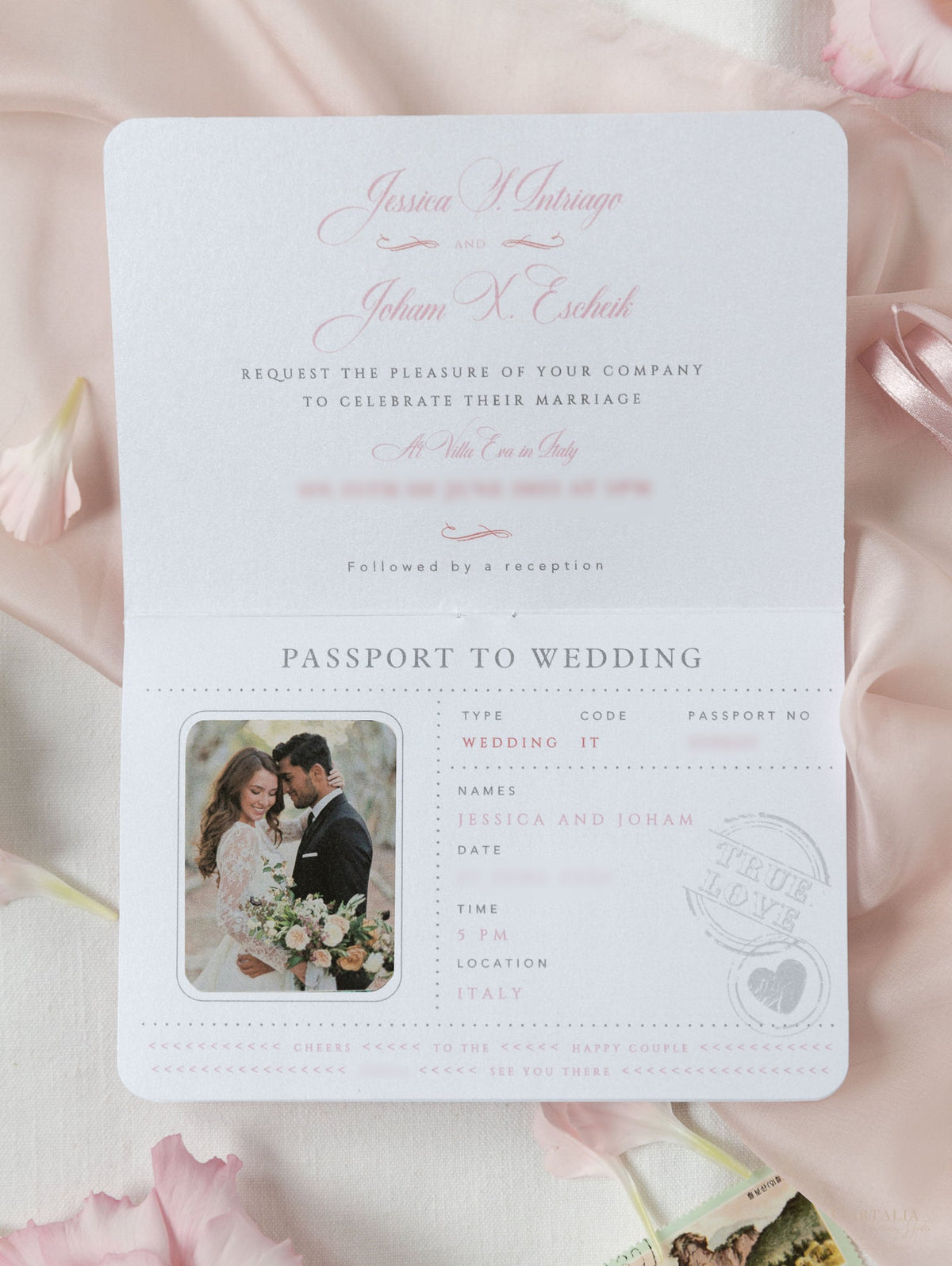 Invitation de mariage de passeport rose blush - Plan gravé de luxe dans le passeport en fleuri