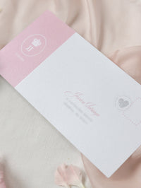 Invitation de mariage de passeport rose blush - Plan gravé de luxe dans le passeport en fleuri