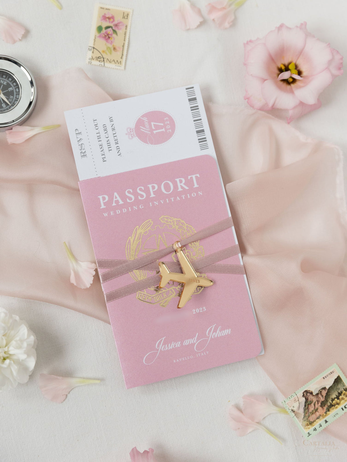 Invitación de boda con pasaporte rosa rubor - Avión grabado de lujo en pasaporte Plexi dorado y boda de destino con lámina de oro real