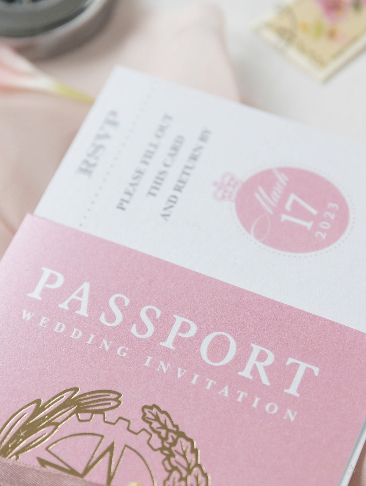 Invitación de boda con pasaporte rosa rubor - Avión grabado de lujo en pasaporte Plexi dorado y boda de destino con lámina de oro real