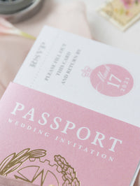 Invitation de mariage de passeport rose blush - Plan gravé de luxe dans le passeport en fleuri