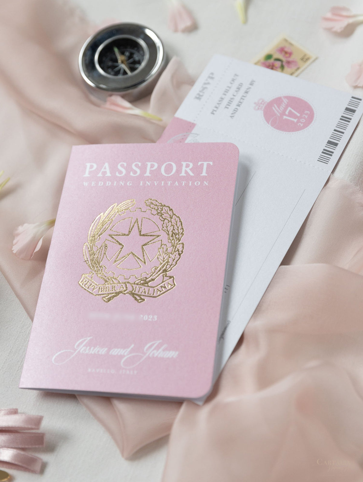 Invitación de boda con pasaporte rosa rubor - Avión grabado de lujo en pasaporte Plexi dorado y boda de destino con lámina de oro real