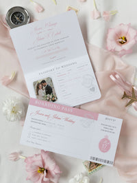 Invitation de mariage de passeport rose blush - Plan gravé de luxe dans le passeport en fleuri