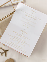 Terracotta, invitation de mariage de passeport de luxe à la cannelle avec corde dorée et paillettes en or, vraie feuille