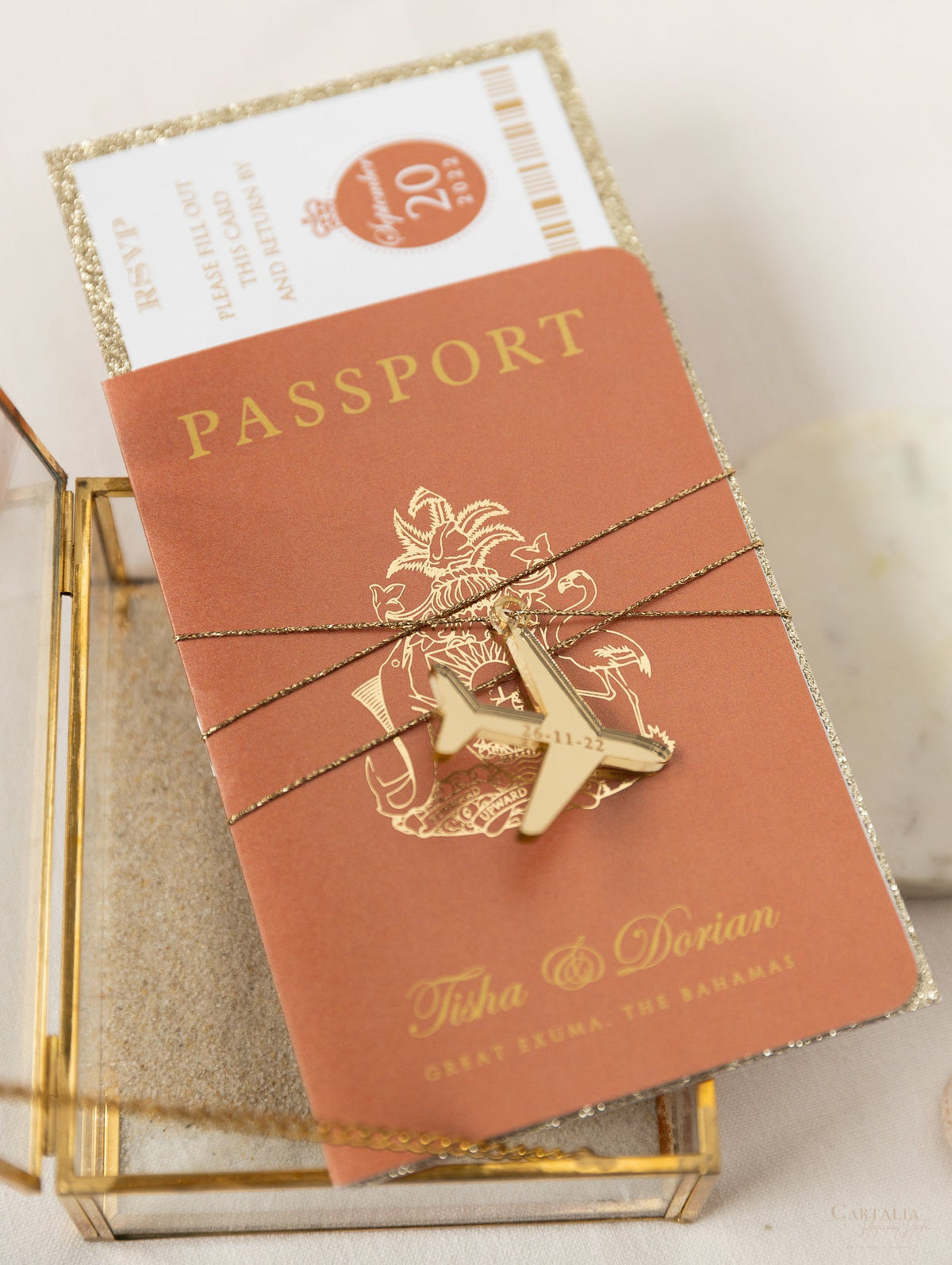 Terracotta, invitation de mariage de passeport de luxe à la cannelle avec corde dorée et paillettes en or, vraie feuille