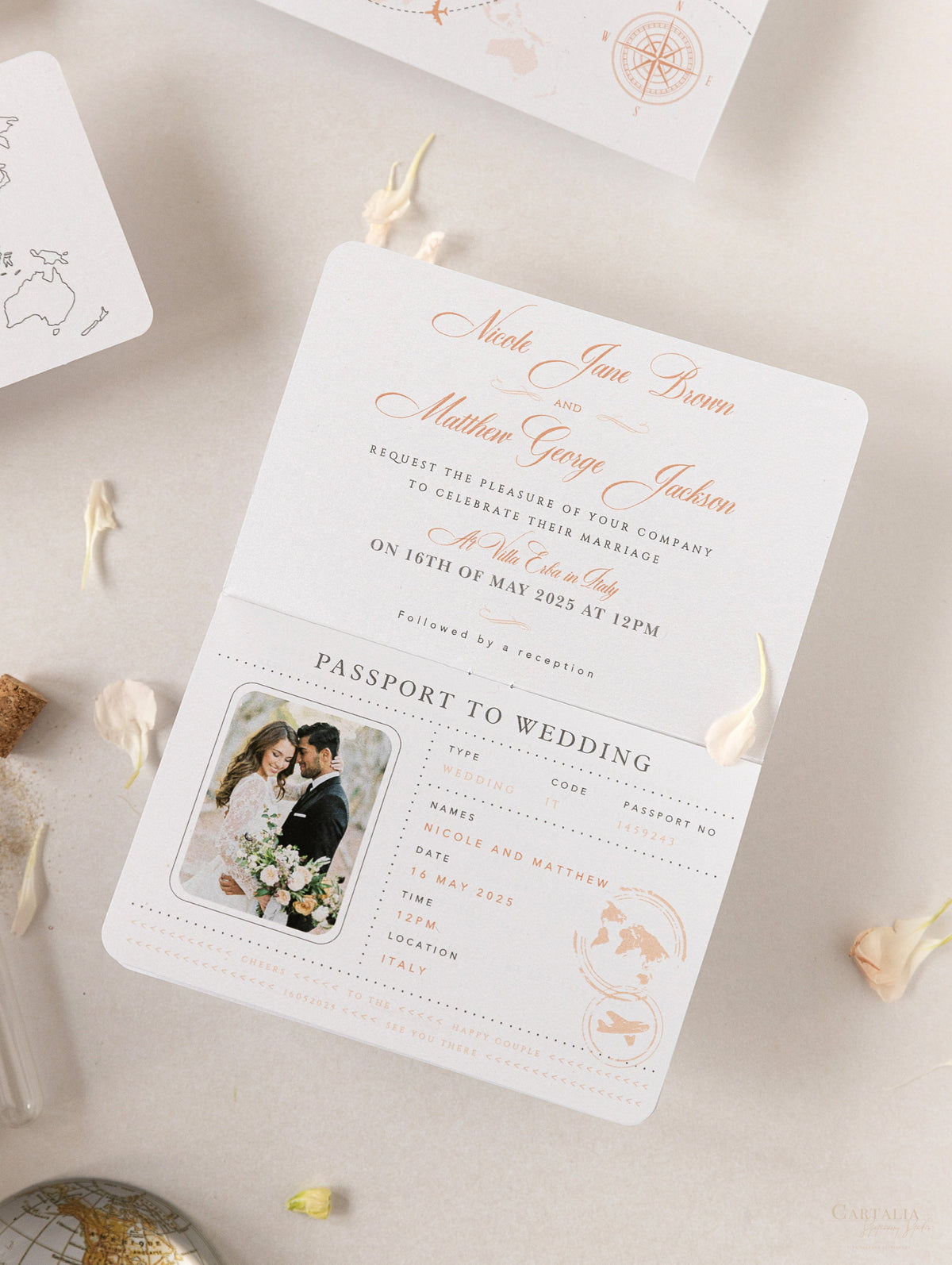 Portefeuille de voyage de dossier: Invitation de passeport de mariage en or rose de luxe avec code QR dans Pocket & Mirror Tag Passport Invitation Suite