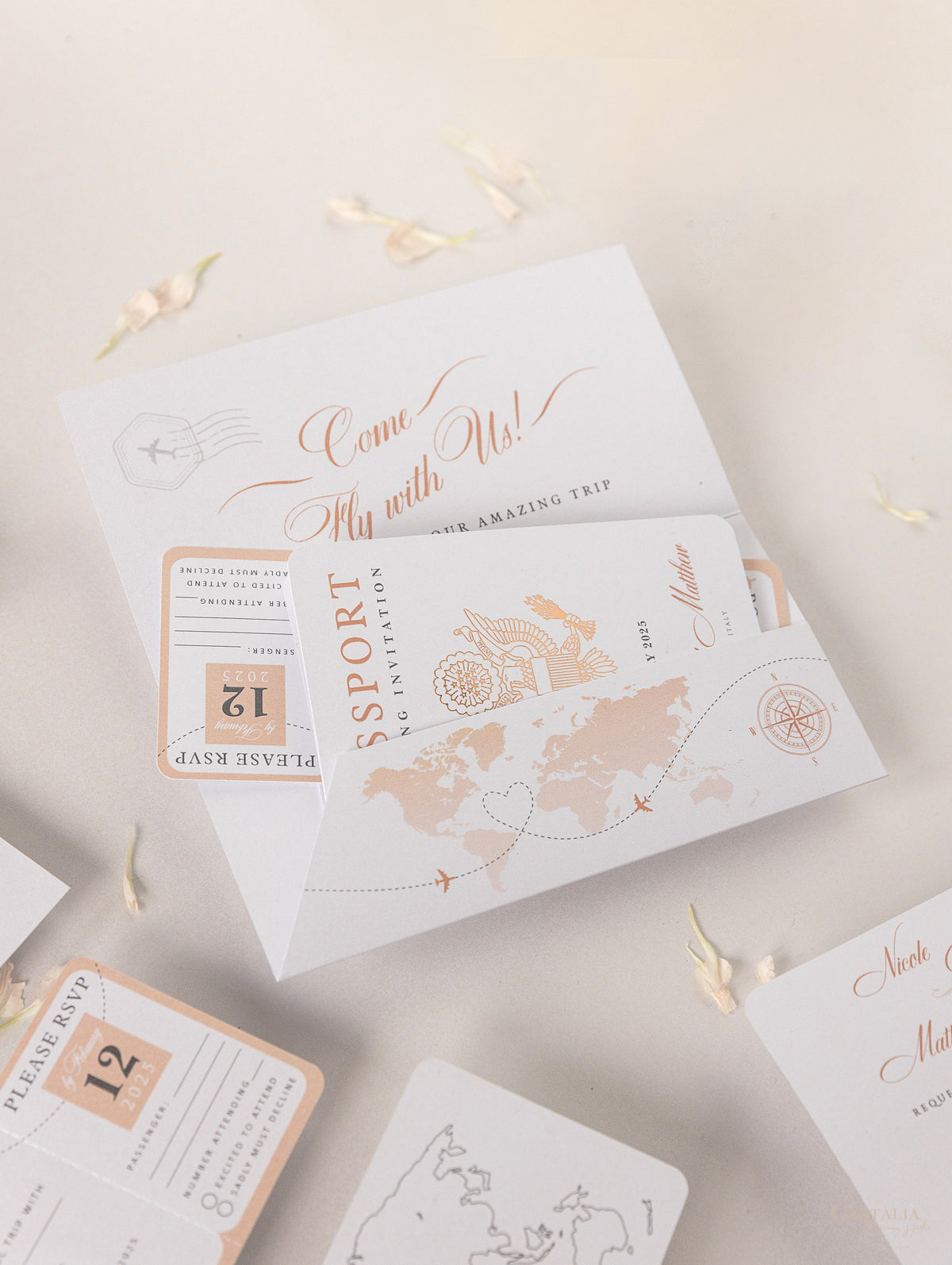 Portefeuille de voyage de dossier: Invitation de passeport de mariage en or rose de luxe avec code QR dans Pocket & Mirror Tag Passport Invitation Suite