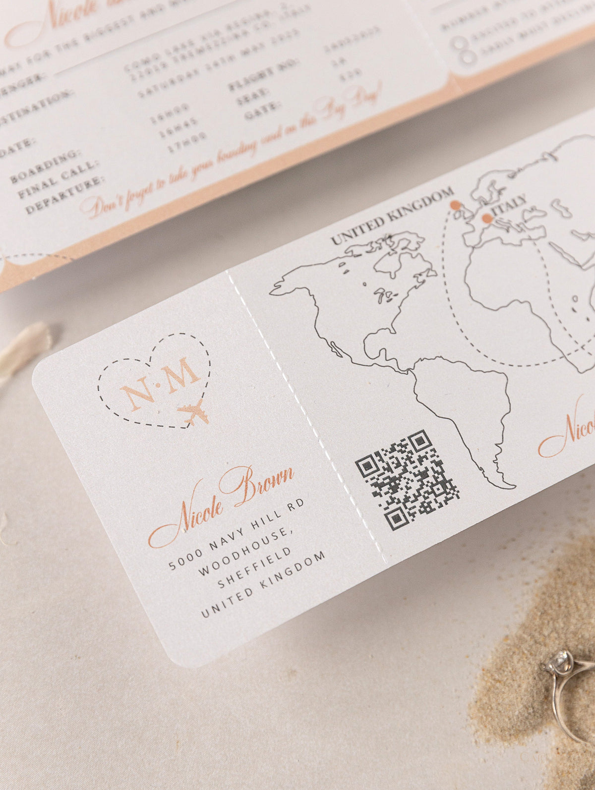 Portefeuille de voyage de dossier: Invitation de passeport de mariage en or rose de luxe avec code QR dans Pocket & Mirror Tag Passport Invitation Suite