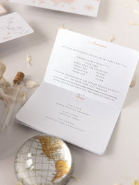 Portefeuille de voyage de dossier: Invitation de passeport de mariage en or rose de luxe avec code QR dans Pocket & Mirror Tag Passport Invitation Suite