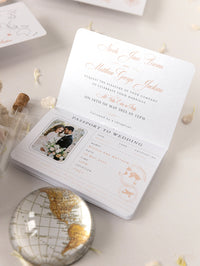 Portefeuille de voyage de dossier: Invitation de passeport de mariage en or rose de luxe avec code QR dans Pocket & Mirror Tag Passport Invitation Suite