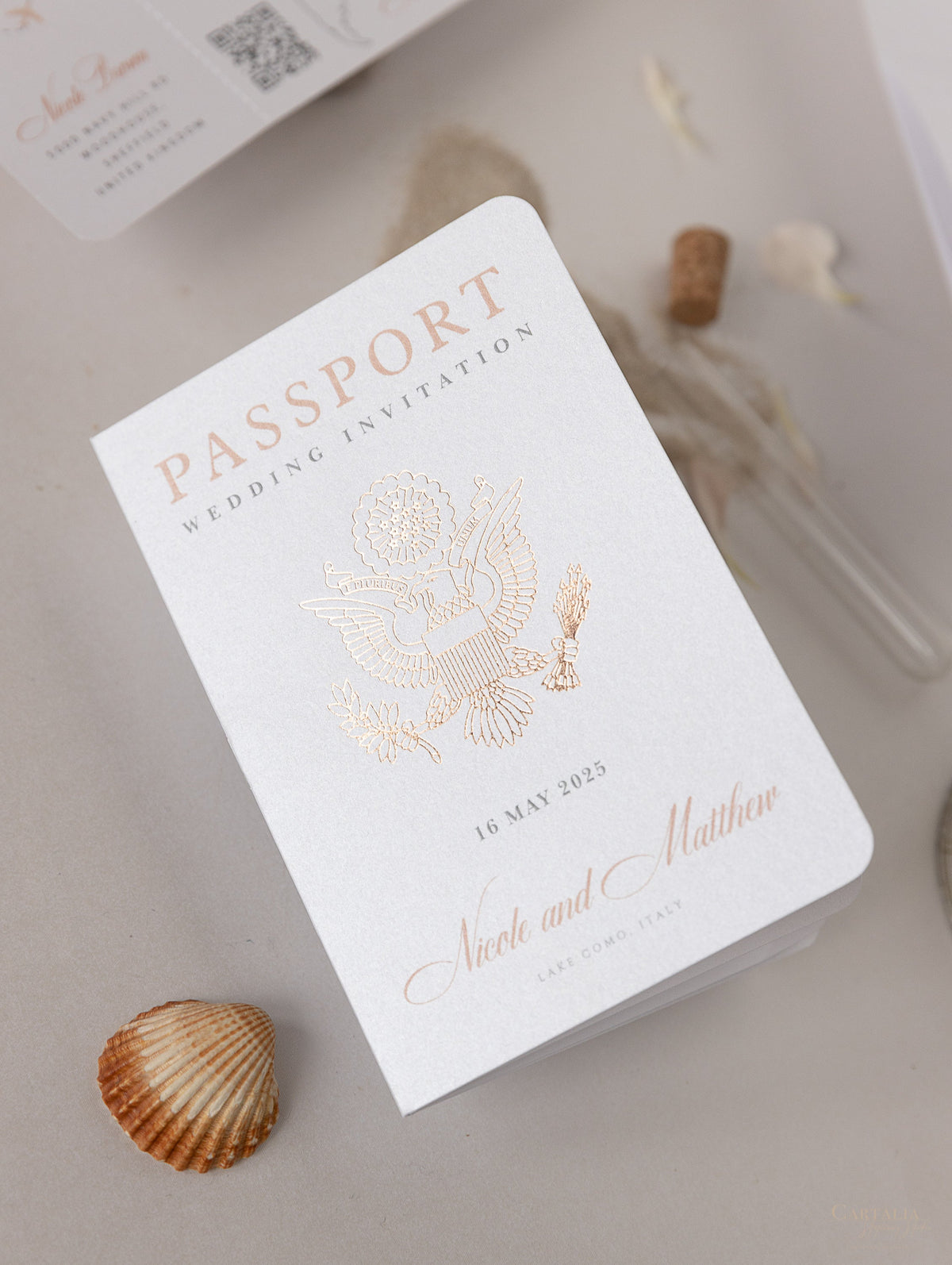 Portefeuille de voyage de dossier: Invitation de passeport de mariage en or rose de luxe avec code QR dans Pocket & Mirror Tag Passport Invitation Suite