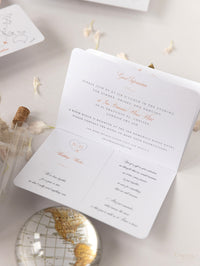 Portefeuille de voyage de dossier: Invitation de passeport de mariage en or rose de luxe avec code QR dans Pocket & Mirror Tag Passport Invitation Suite