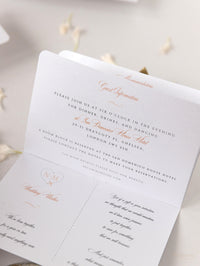 Portefeuille de voyage de dossier: Invitation de passeport de mariage en or rose de luxe avec code QR dans Pocket & Mirror Tag Passport Invitation Suite