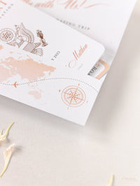 Portefeuille de voyage de dossier: Invitation de passeport de mariage en or rose de luxe avec code QR dans Pocket & Mirror Tag Passport Invitation Suite