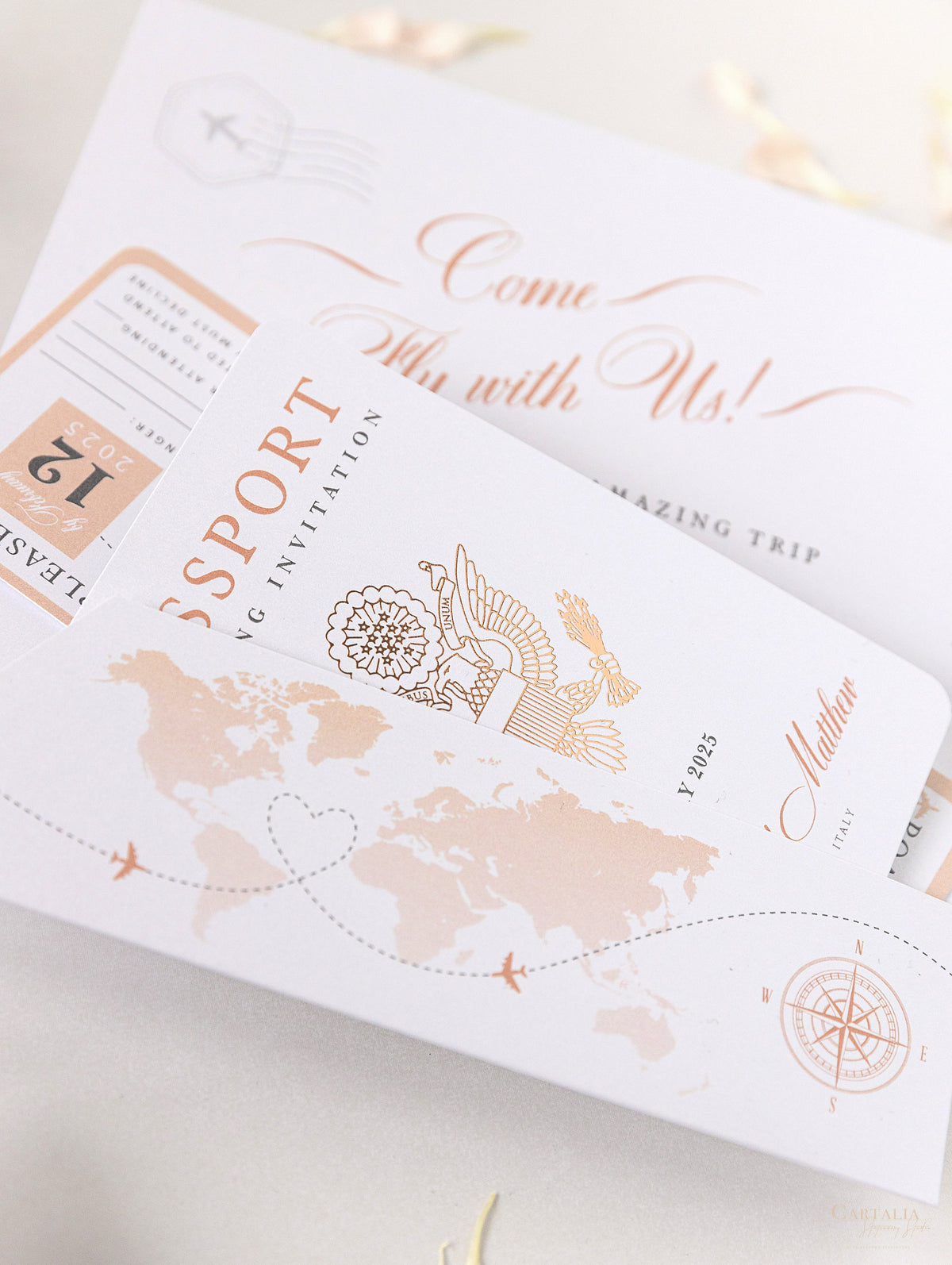 Portefeuille de voyage de dossier: Invitation de passeport de mariage en or rose de luxe avec code QR dans Pocket & Mirror Tag Passport Invitation Suite