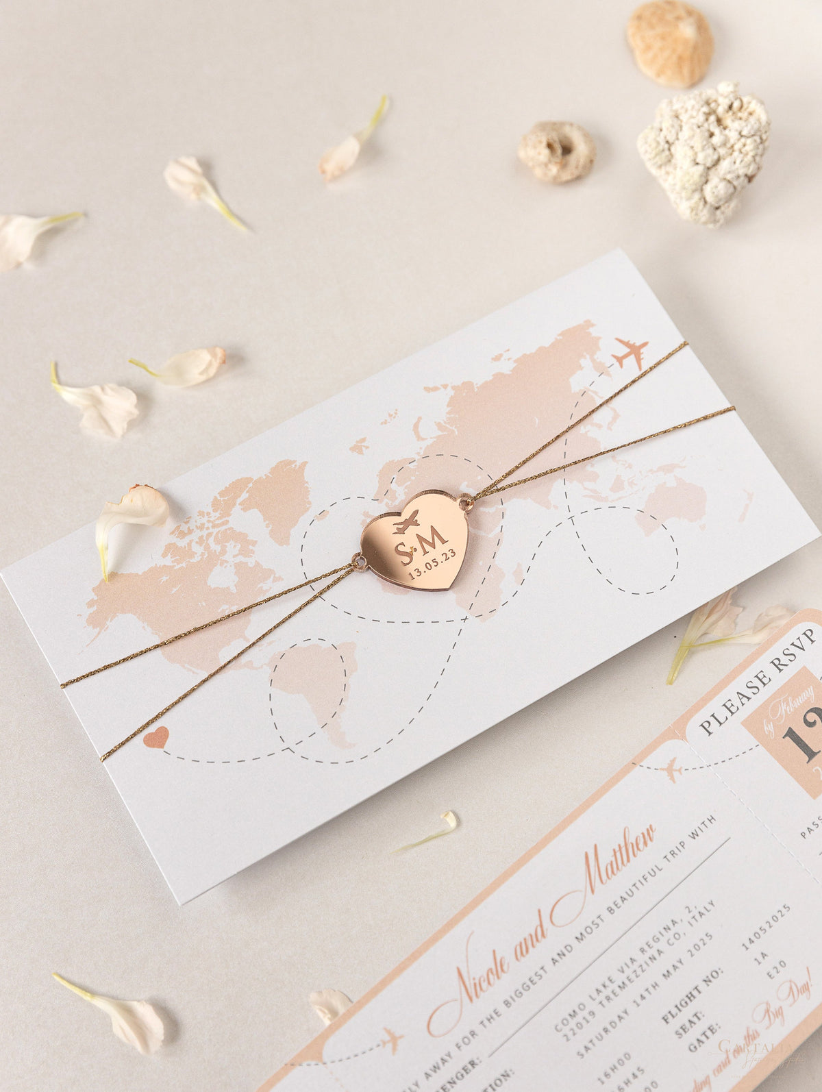 Portefeuille de voyage de dossier: Invitation de passeport de mariage en or rose de luxe avec code QR dans Pocket & Mirror Tag Passport Invitation Suite