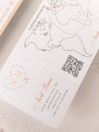 Portefeuille de voyage de dossier: Invitation de passeport de mariage en or rose de luxe avec code QR dans Pocket & Mirror Tag Passport Invitation Suite