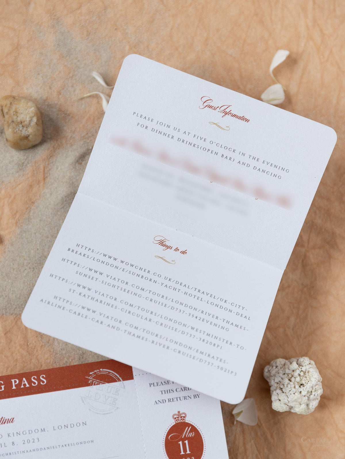 Invitation de mariage Burnt Orange Passport - Plan gravé de luxe dans Gold Plexi Passeport & Copper Foil Destination Wedding