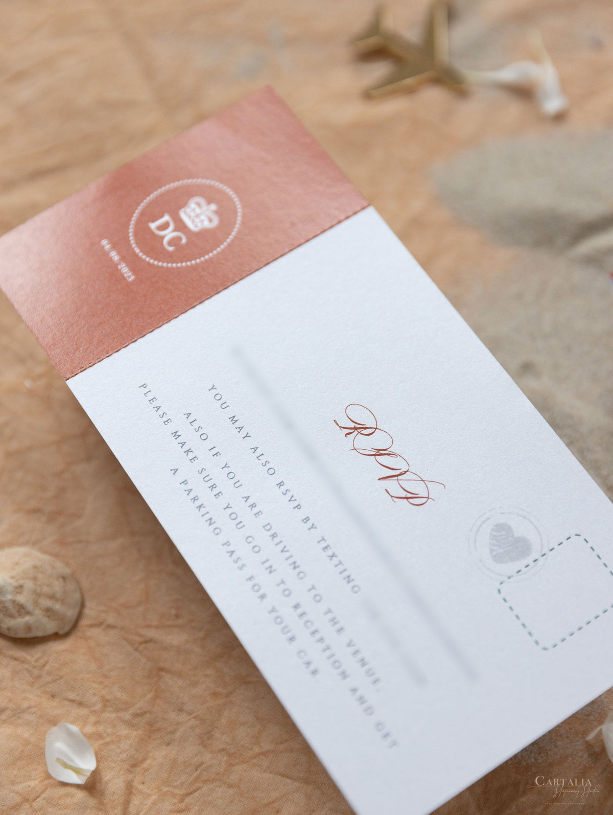 Invitation de mariage Burnt Orange Passport - Plan gravé de luxe dans Gold Plexi Passeport & Copper Foil Destination Wedding