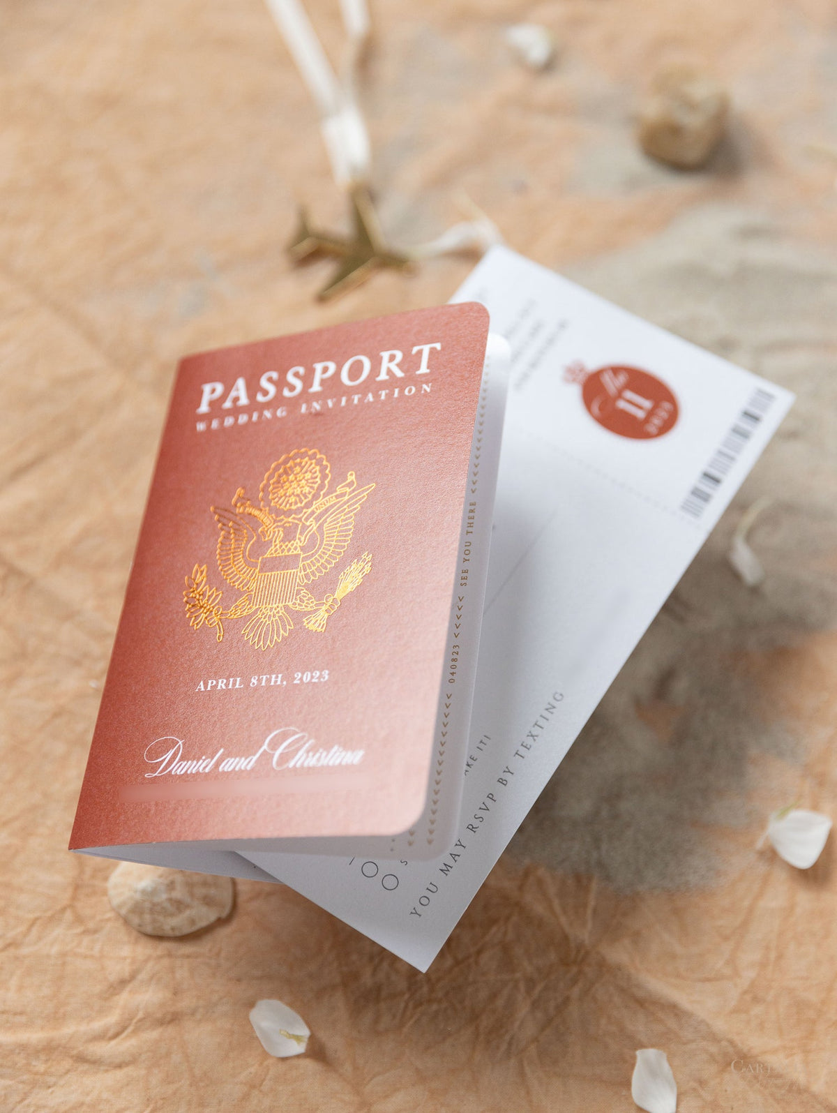 Invitación de boda con pasaporte naranja quemado - Avión grabado de lujo en pasaporte Plexi dorado y boda de destino con lámina de cobre