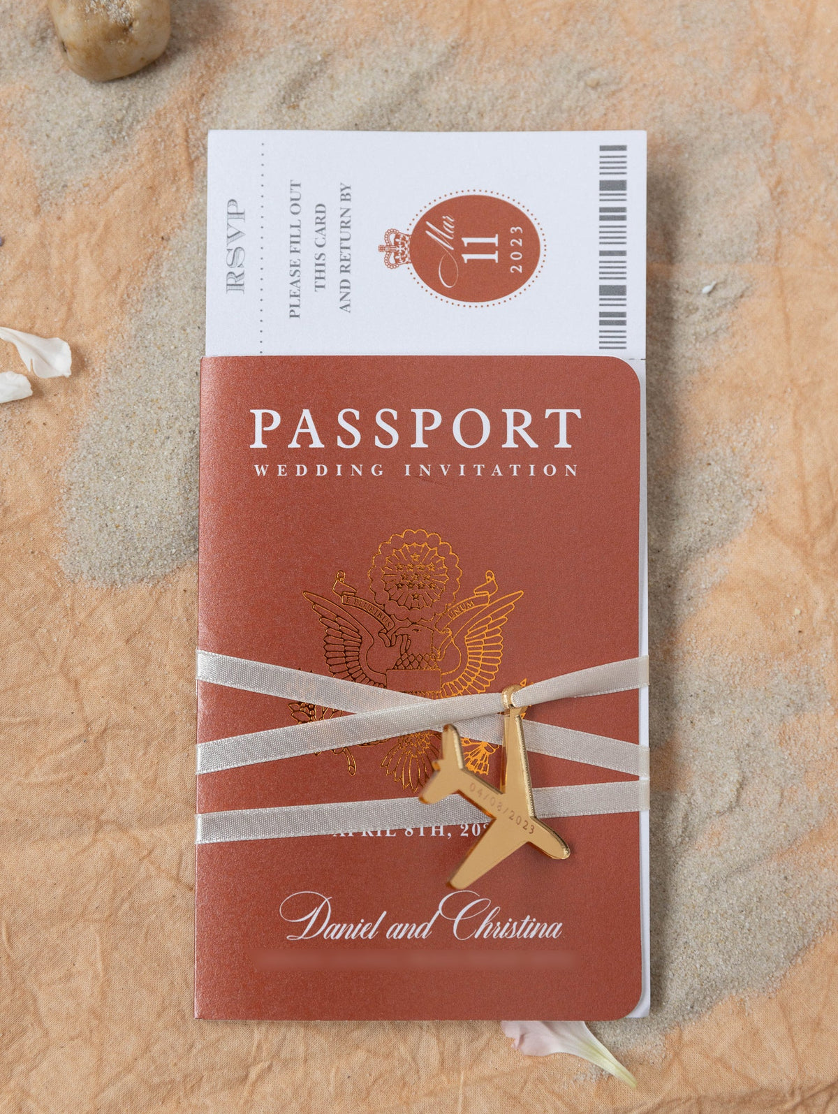 Invito a nozze con passaporto arancione bruciato - Aereo di lusso inciso in passaporto in plexi oro e matrimonio in lamina di rame