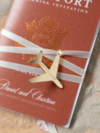 Invitation de mariage Burnt Orange Passport - Plan gravé de luxe dans Gold Plexi Passeport & Copper Foil Destination Wedding