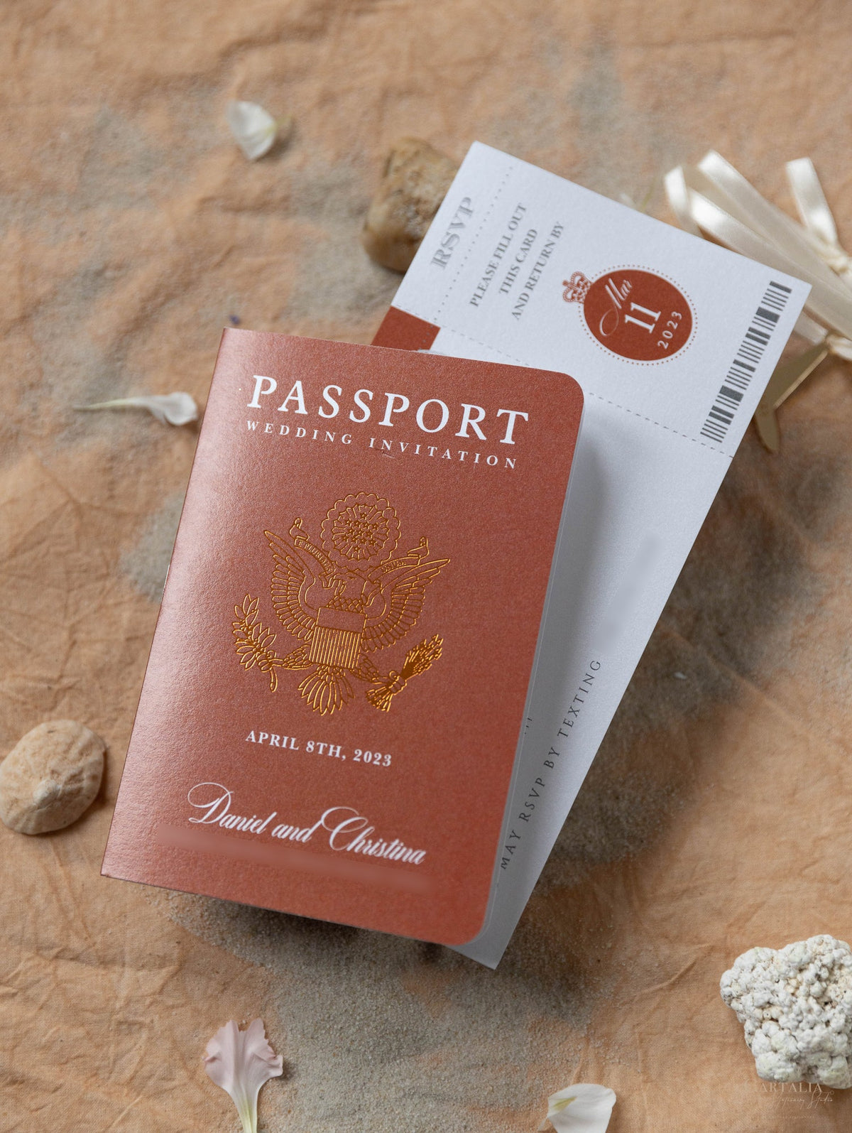 Invitation de mariage Burnt Orange Passport - Plan gravé de luxe dans Gold Plexi Passeport & Copper Foil Destination Wedding