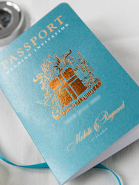 Invitación de boda con pasaporte azul azulado y dorado - Avión grabado de lujo en pasaporte Plexi dorado y boda de destino con lámina de cobre