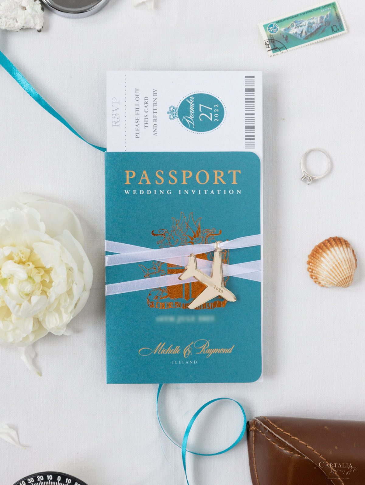 Invitación de boda con pasaporte azul azulado y dorado - Avión grabado de lujo en pasaporte Plexi dorado y boda de destino con lámina de cobre