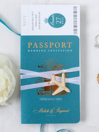 Invitación de boda con pasaporte azul azulado y dorado - Avión grabado de lujo en pasaporte Plexi dorado y boda de destino con lámina de cobre