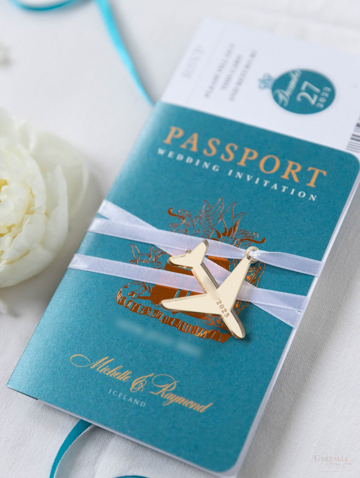 Invitación de boda con pasaporte azul azulado y dorado - Avión grabado de lujo en pasaporte Plexi dorado y boda de destino con lámina de cobre