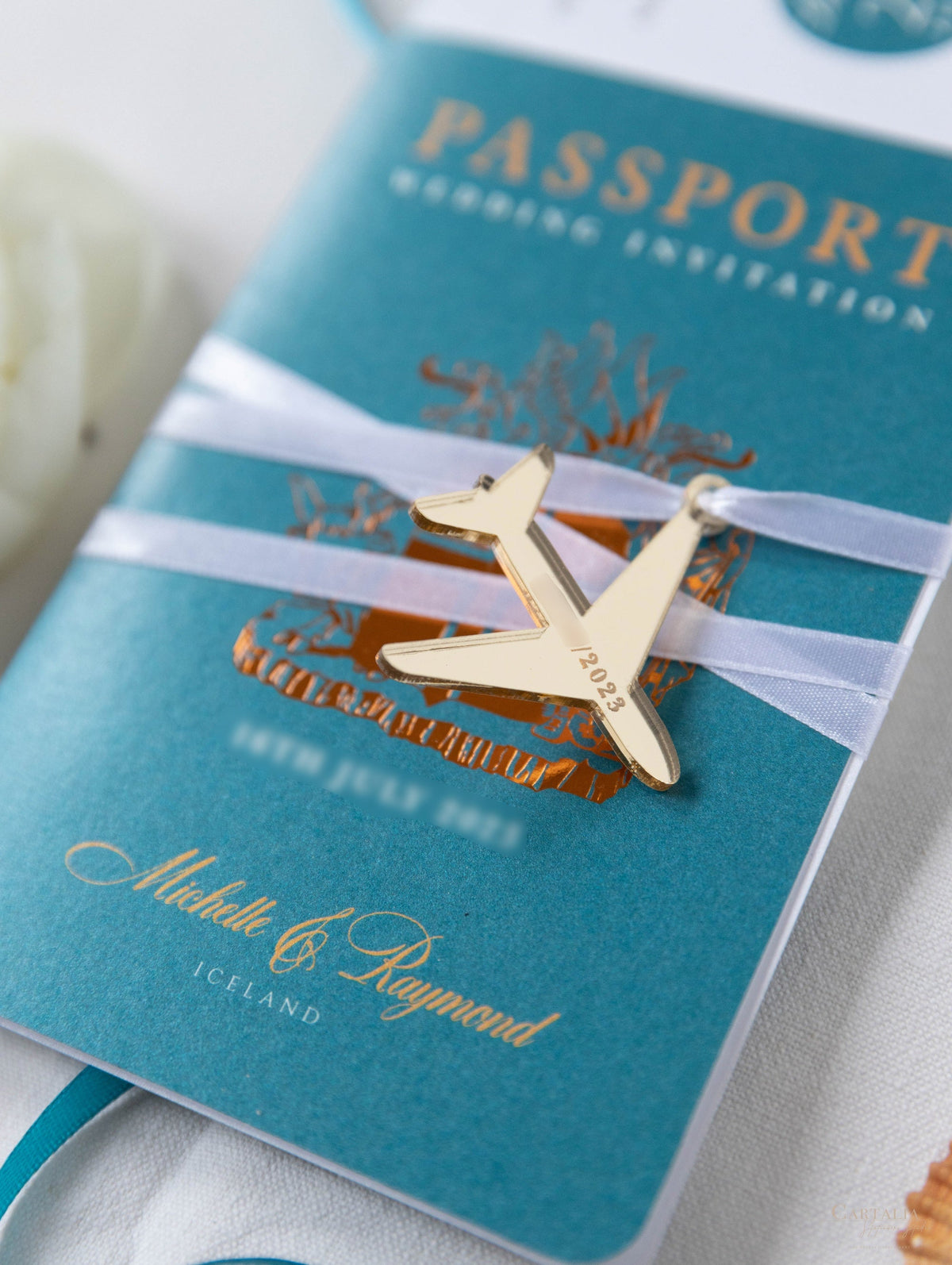 Invitación de boda con pasaporte azul azulado y dorado - Avión grabado de lujo en pasaporte Plexi dorado y boda de destino con lámina de cobre