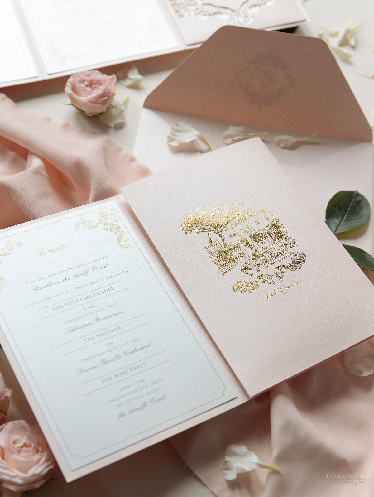 Suite tascabile classica di lusso con fard e crema con lamina d'oro e schizzo della location del matrimonio | Italia Villa Cimbrone, Ravello