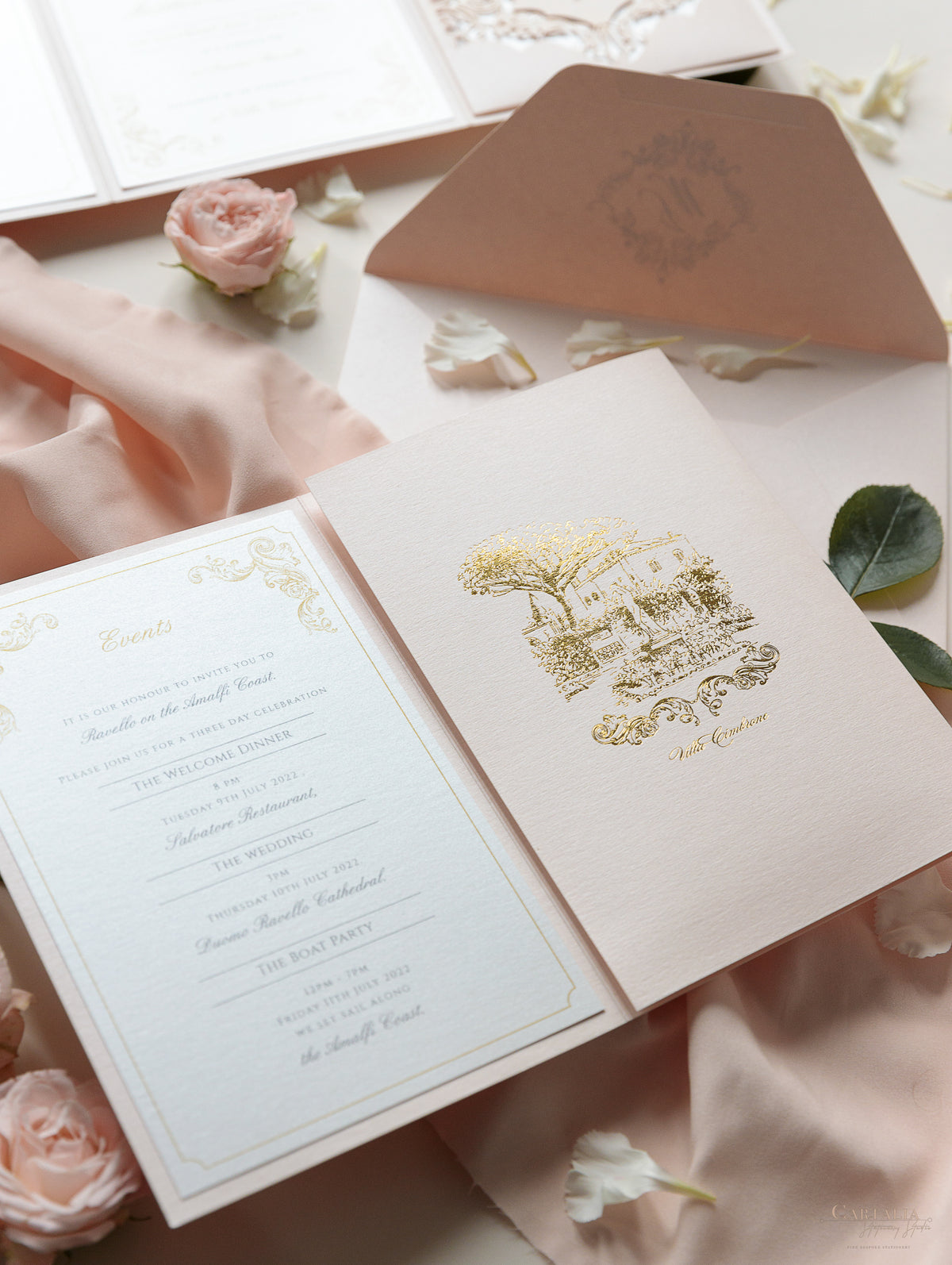 Luxury Blush and Cream Classic Pocket Suite avec feuille d'or et Sketch de lieu de mariage | Italie Villa Cimbrone, Ravello