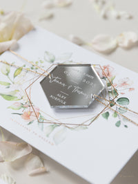 Fleurs blanches Hortensia et verdure miroir en argent plelexi en hexagone sauf la date aimant