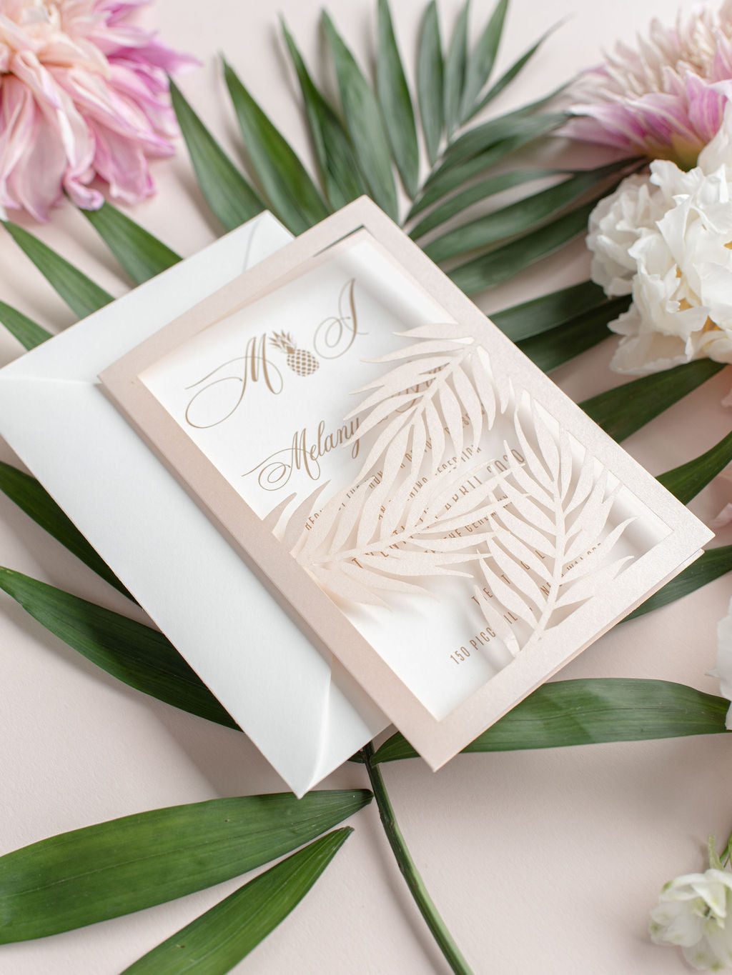 Colección de invitaciones de destino tropical cortadas con láser con hojas de palmera por la noche