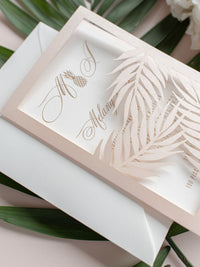 Colección de invitaciones de destino tropical cortadas con láser con hojas de palmera por la noche