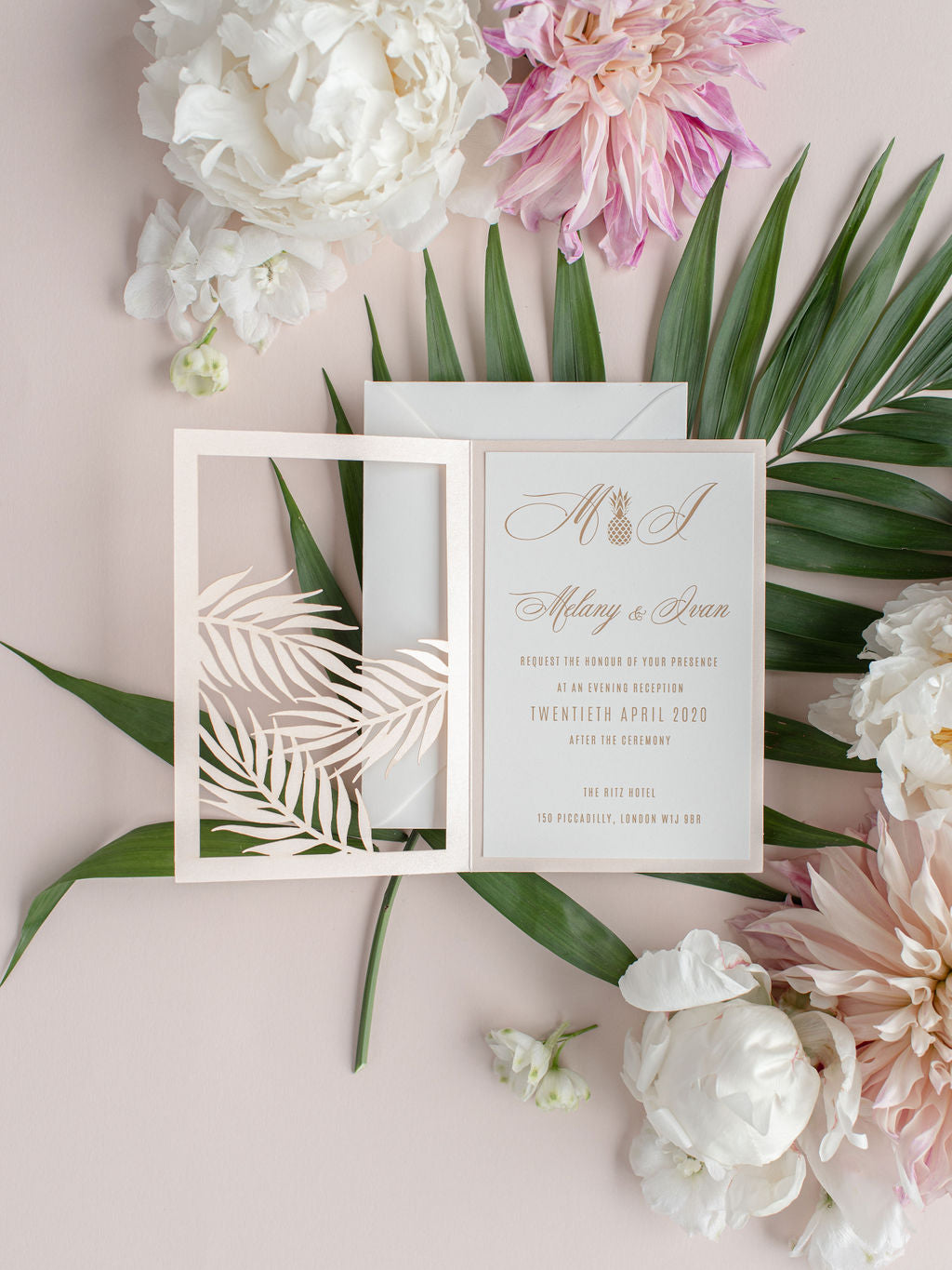 Colección de invitaciones de destino tropical cortadas con láser con hojas de palmera por la noche