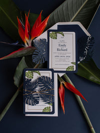 Monstera Paradise Destination Wedding Laser Cut Invitation avec cadre en feuille d'or + enveloppe doublée