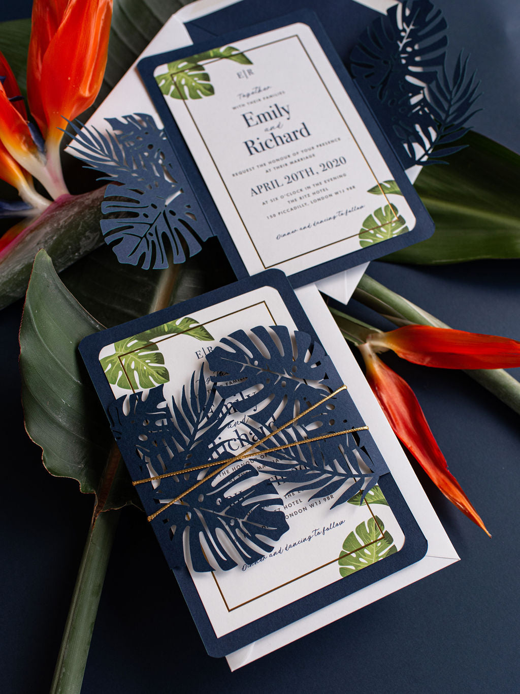 Monstera Paradise Destination Wedding Laser Cut Invitation avec cadre en feuille d'or + enveloppe doublée